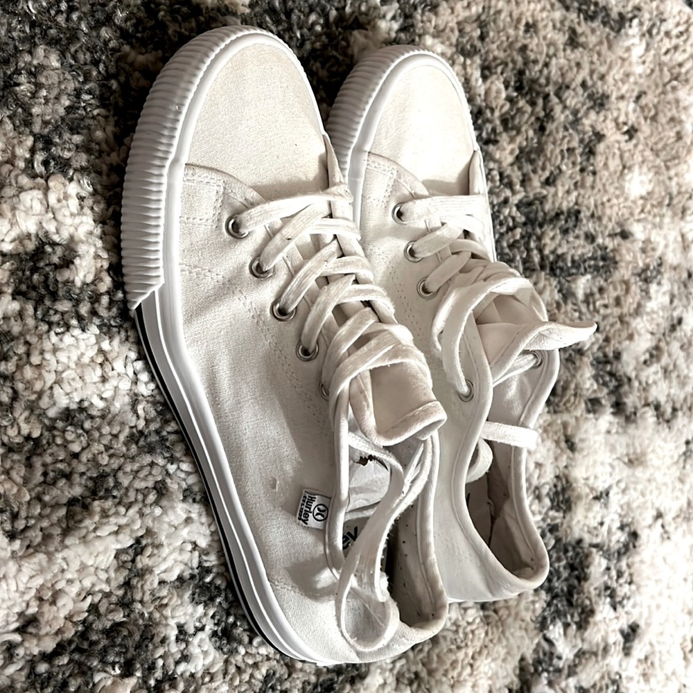 Women’s white Hurley shoes, athletic shoes carrie excellent used condition